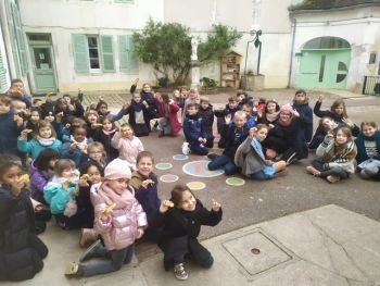 Les enfants partagent et échangent autour de la galette des rois